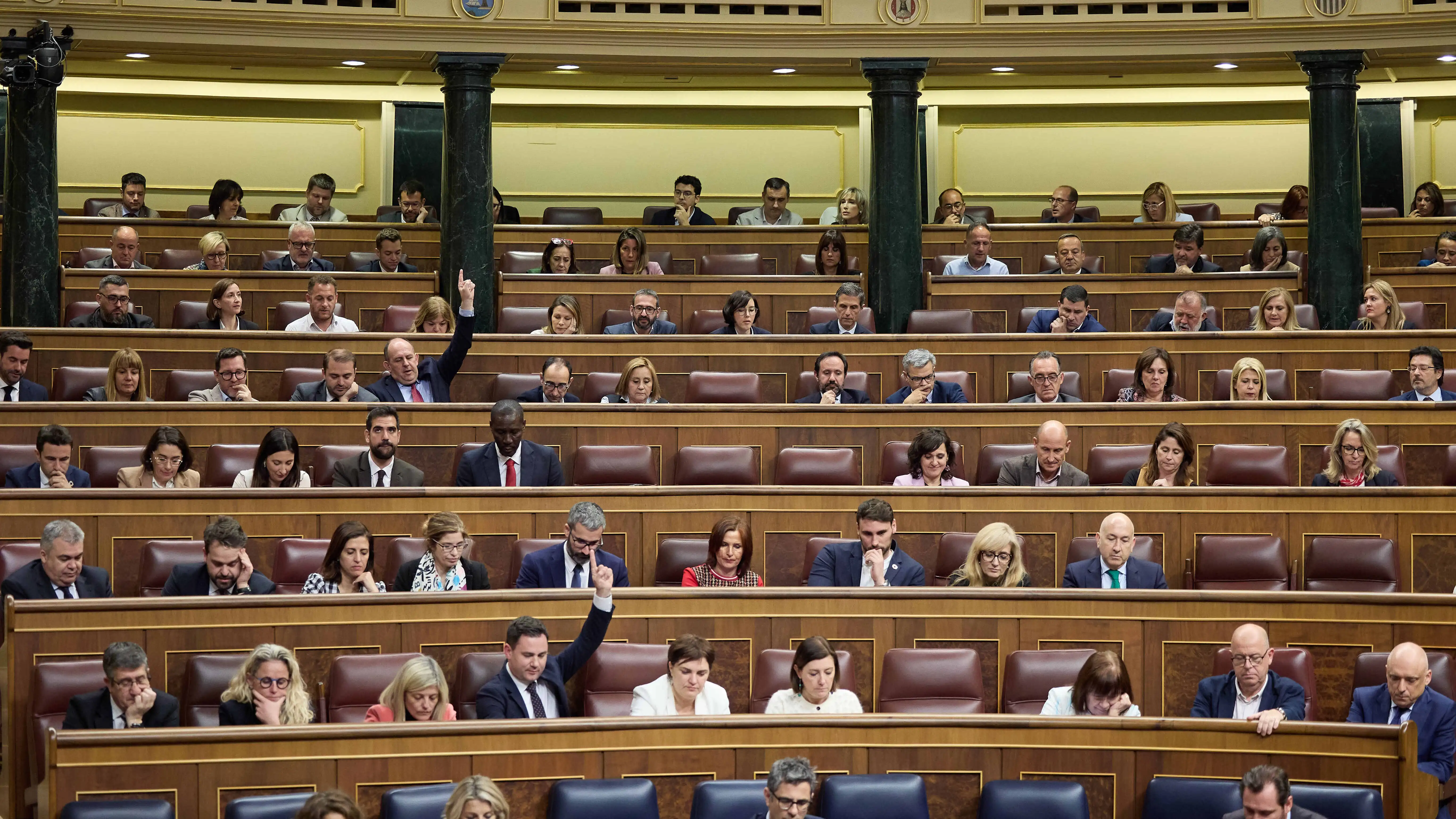 Los diputados del Congreso votan una iniciativa durante una sesión plenaria en el Congreso de los Diputados, a 9 de abril de 2024, en Madrid (España). 