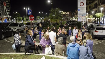 La gente espera en un área segura instalada en el paseo marítimo entre Nápoles y Pozzuoli tras el terremoto.