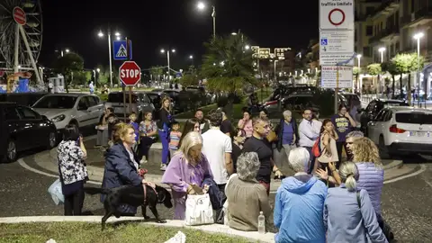 Gente espera en un área segura instalada en el paseo marítimo entre Nápoles y Pozzuoli tras el terremoto.