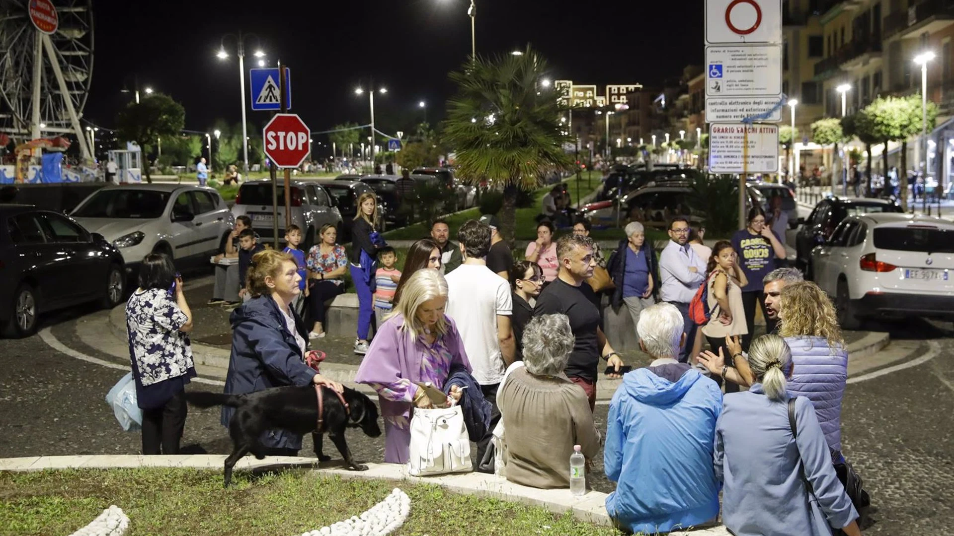 Gente espera en un área segura instalada en el paseo marítimo entre Nápoles y Pozzuoli tras el terremoto.