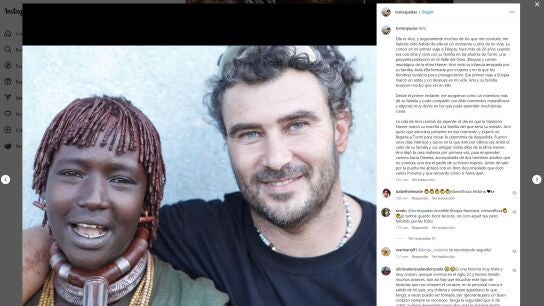 Fotograf&iacute;a tomada de la cuenta en Instagram de Toni Espadas donde aparece junto a una joven en uno de sus primeros viajes a Etiop&iacute;a.