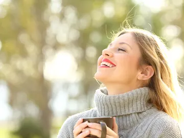Chica tranquila en la naturaleza Chica tranquila en la naturaleza