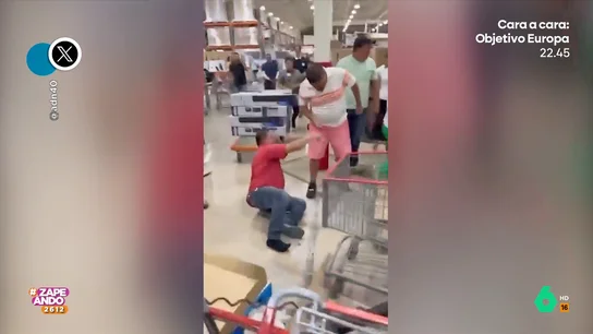 Unos clientes terminan a empujones por quedarse con el último ventilador de una tienda Unos clientes terminan a empujones por quedarse con el último ventilador de una tienda