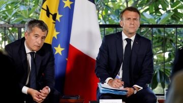 El presidente francés, Emmanuel Macron, y su ministro del Interior, Geráld Darmanin, en Nueva Caledonia donde han confirmado los hechos.