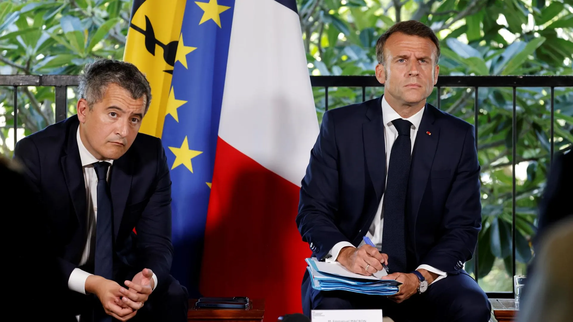 El presidente francés, Emmanuel Macron, y su ministro del Interior, Geráld Darmanin, en Nueva Caledonia donde han confirmado los hechos.