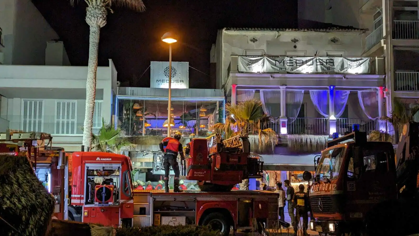 Varios servicios de emergencia evacúan a los heridos en la playa de Palma, a 24 de mayo de 2024, en Palma de Mallorca, Mallorca, Baleares (España).