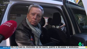 El manotazo de Ortega Cano al micrófono de un reportero al preguntarle si debe dinero: "Idos a tomar por culo"