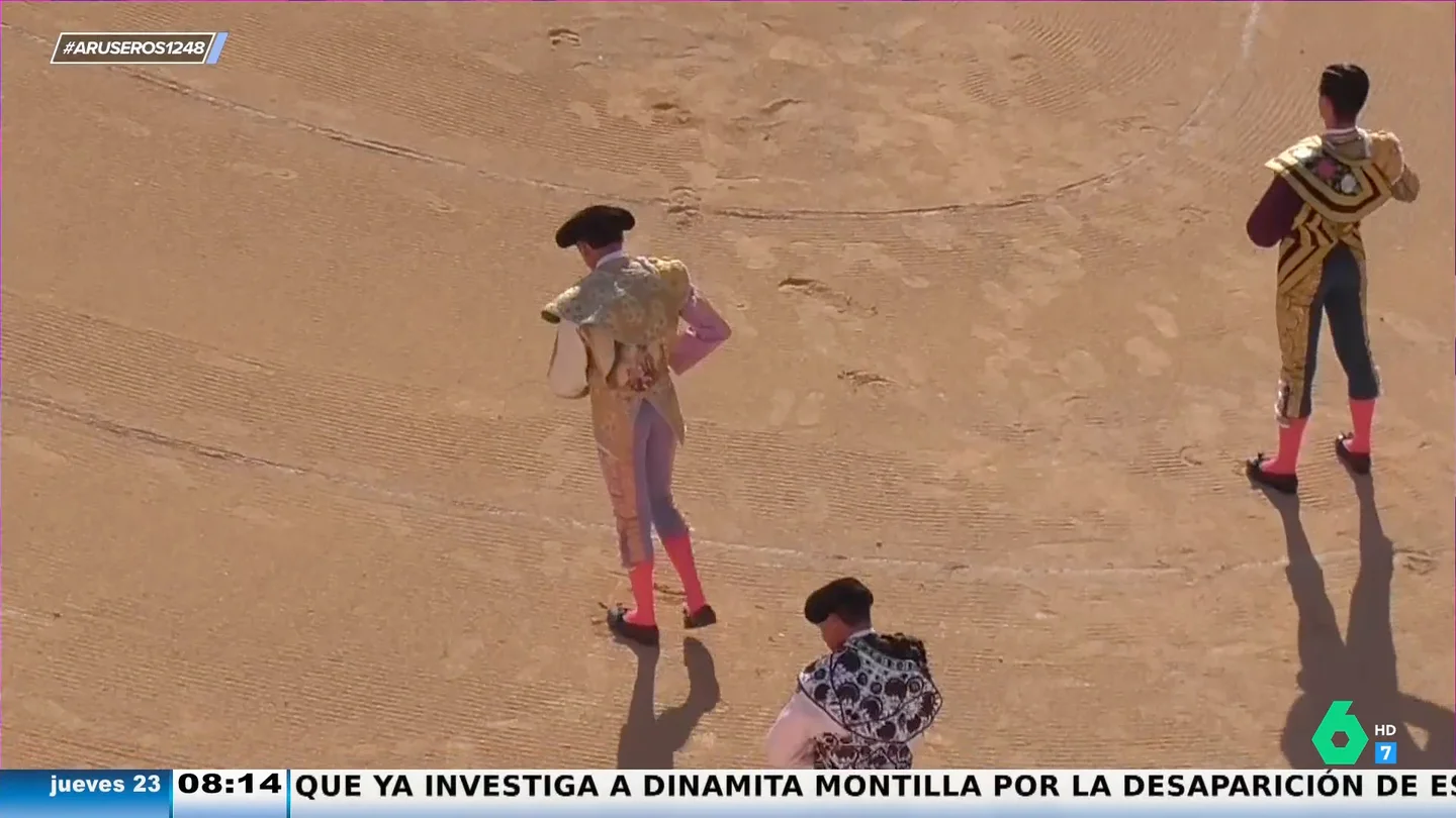Ana Soria desmiente su boda con Enrique Ponce mientras él le dibuja una 'a' en la plaza de toros Ana Soria desmiente su boda con Enrique Ponce mientras él le dibuja una 'a' en la plaza de toros