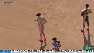 Ana Soria desmiente su boda con Enrique Ponce mientras él le dibuja una &#39;a&#39; en la plaza de toros