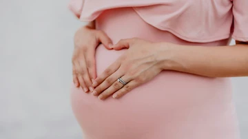 Foto de archivo de una mujer embarazada.