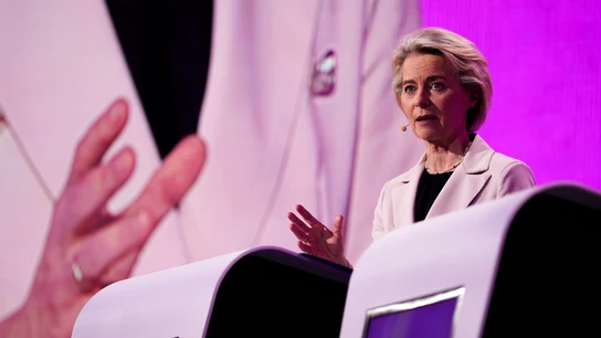 a candidata de los Populares Europeos, Úrsula von der Leyen, durante un debate, en el Parlamento Europeo, a 23 de mayo de 2024, en Bruselas (Bélgica). a candidata de los Populares Europeos, Úrsula von der Leyen, durante un debate, en el Parlamento Europeo, a 23 de mayo de 2024, en Bruselas (Bélgica).