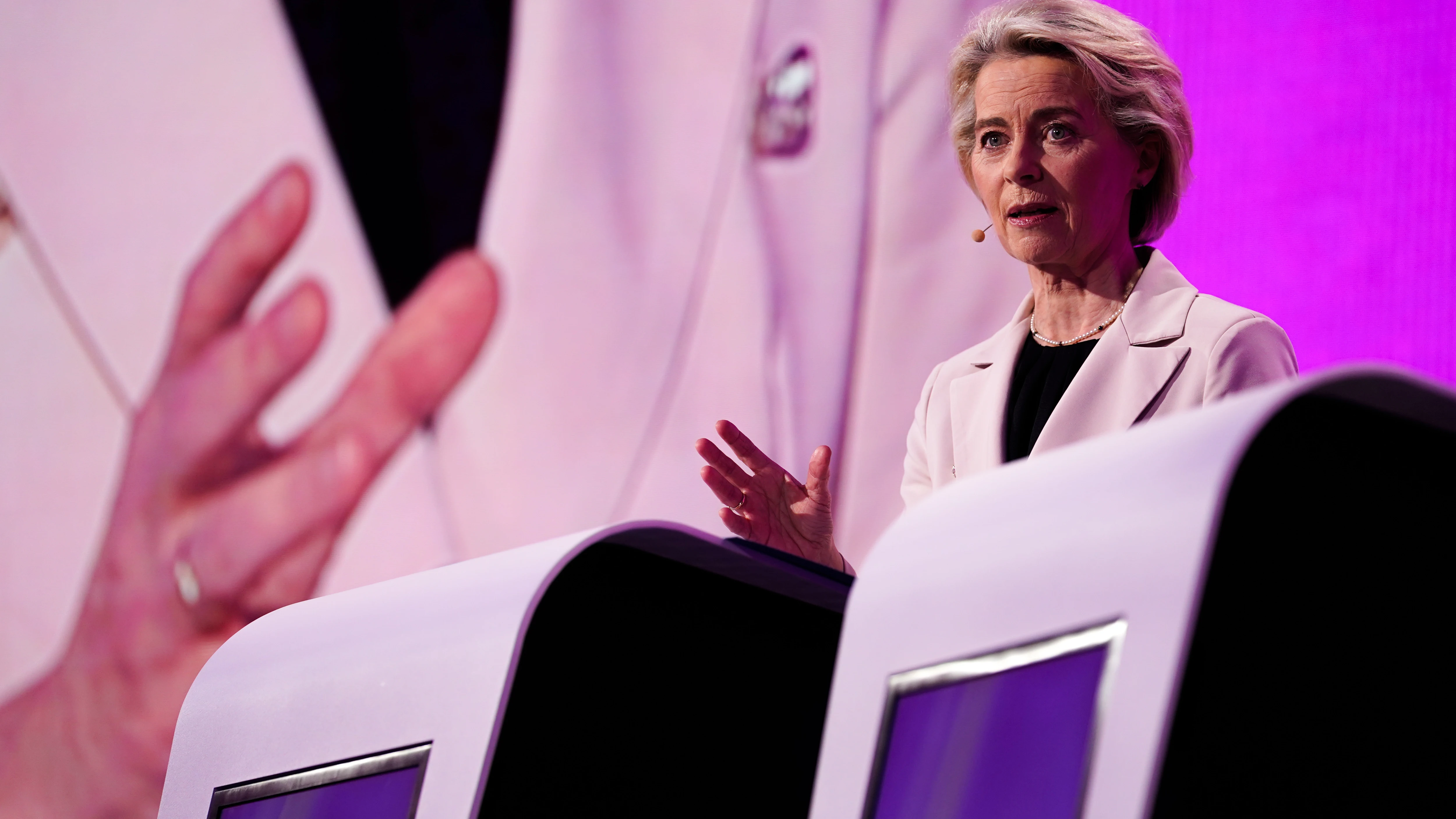 a candidata de los Populares Europeos, Úrsula von der Leyen, durante un debate, en el Parlamento Europeo, a 23 de mayo de 2024, en Bruselas (Bélgica).