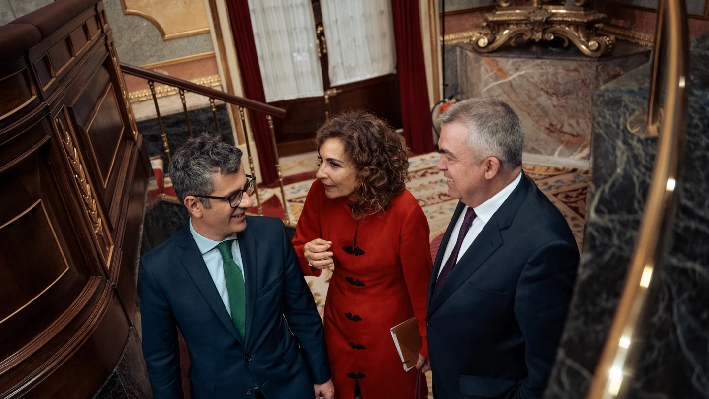 El ministro de la Presidencia, Relaciones con las Cortes y Justicia, Félix Bolaños, la vicepresidenta primera y ministra de Hacienda, María Jesús Montero, y el secretario de Organización del PSOE, Santos Cerdán El ministro de la Presidencia, Relaciones con las Cortes y Justicia, Félix Bolaños, la vicepresidenta primera y ministra de Hacienda, María Jesús Montero, y el secretario de Organización del PSOE, Santos Cerdán