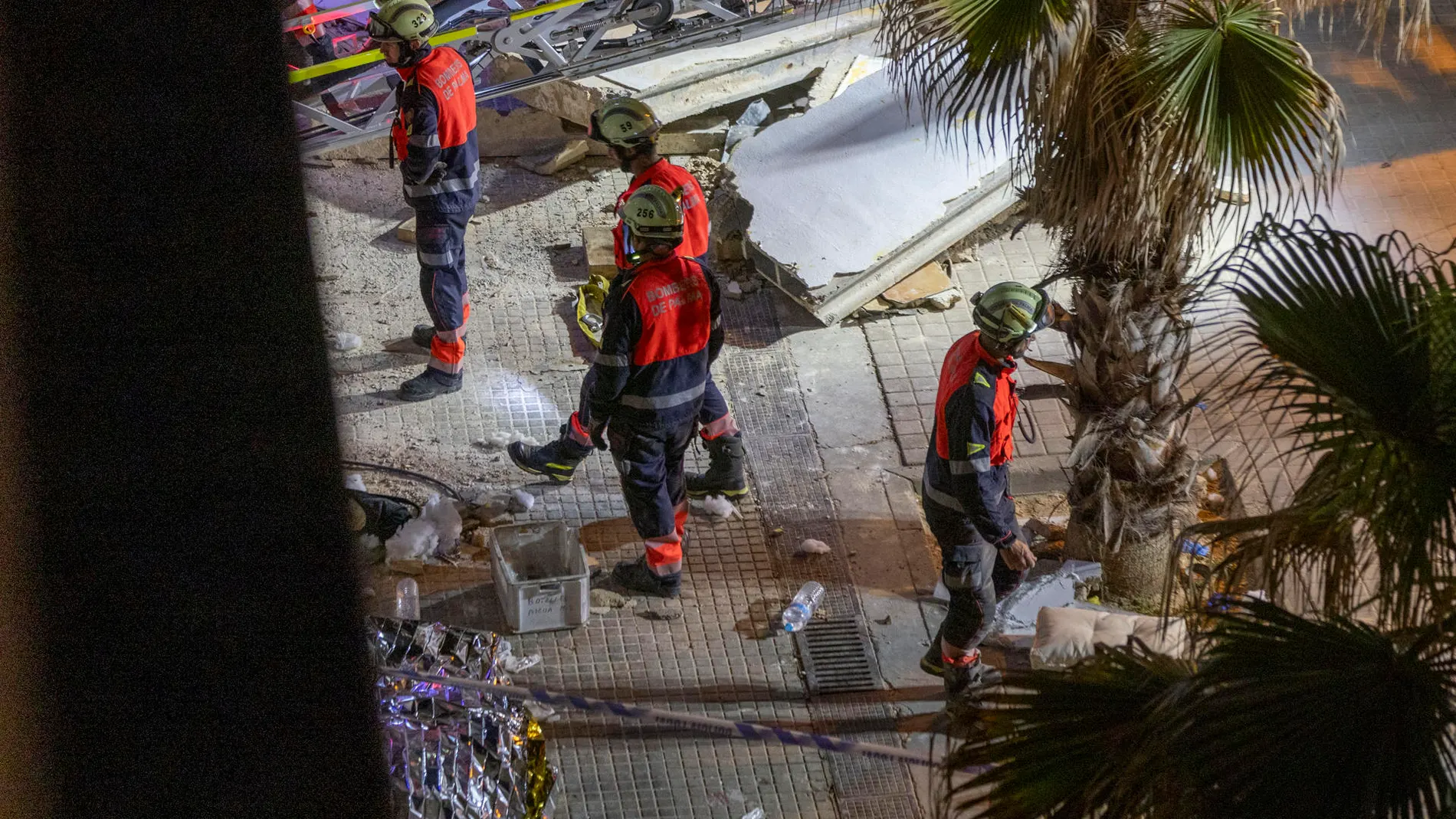 Los servicios de emergencias buscan más víctimas tras el derrumbe de un &#39;beach club&#39; en Palma.