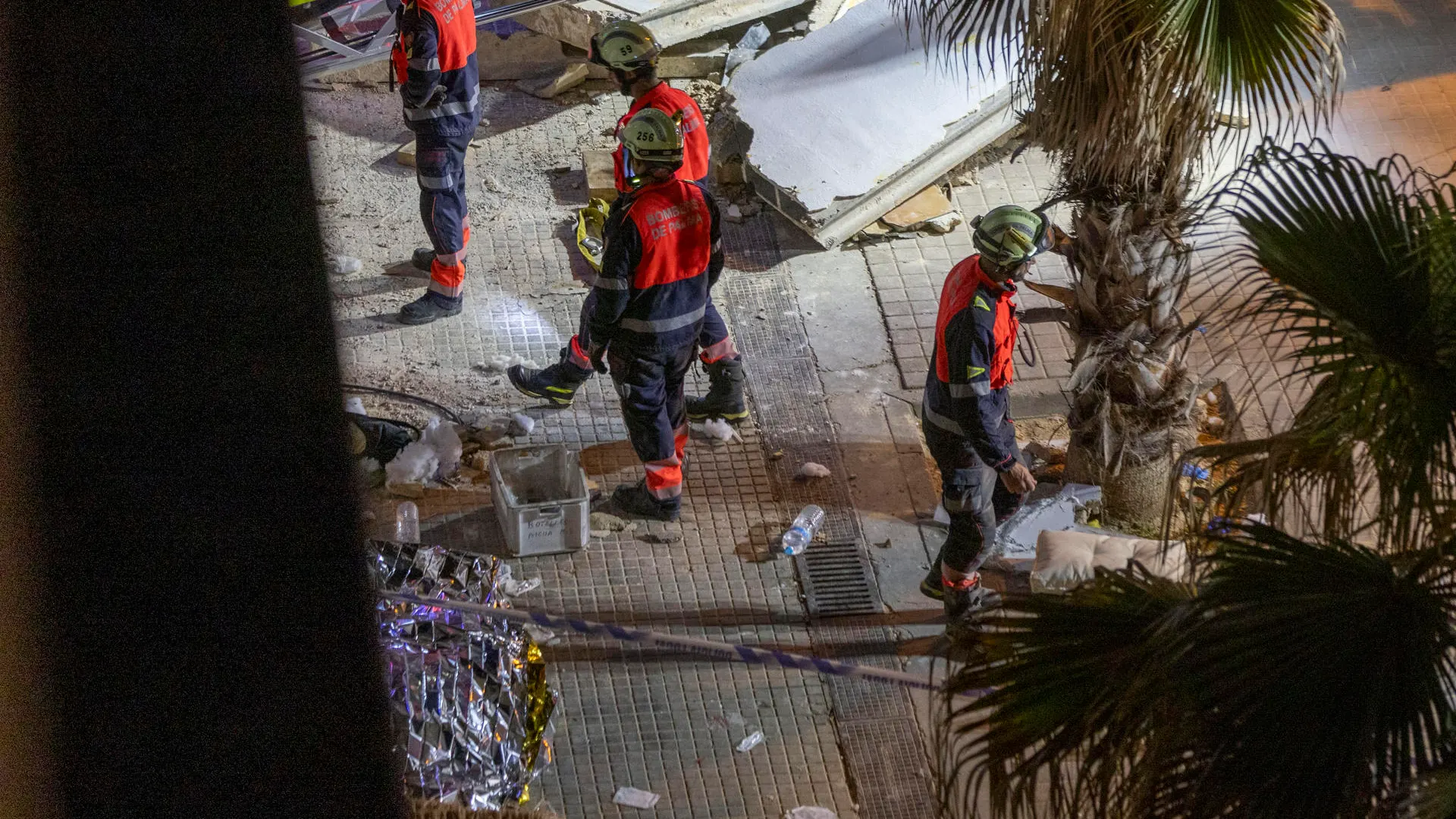 Los servicios de emergencias buscan más víctimas tras el derrumbe de un 'beach club' en Palma.