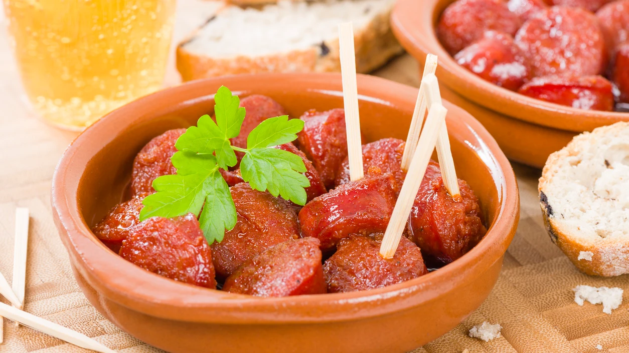 Chorizo a la sidra, plato típico de Asturias Chorizo a la sidra, plato típico de Asturias