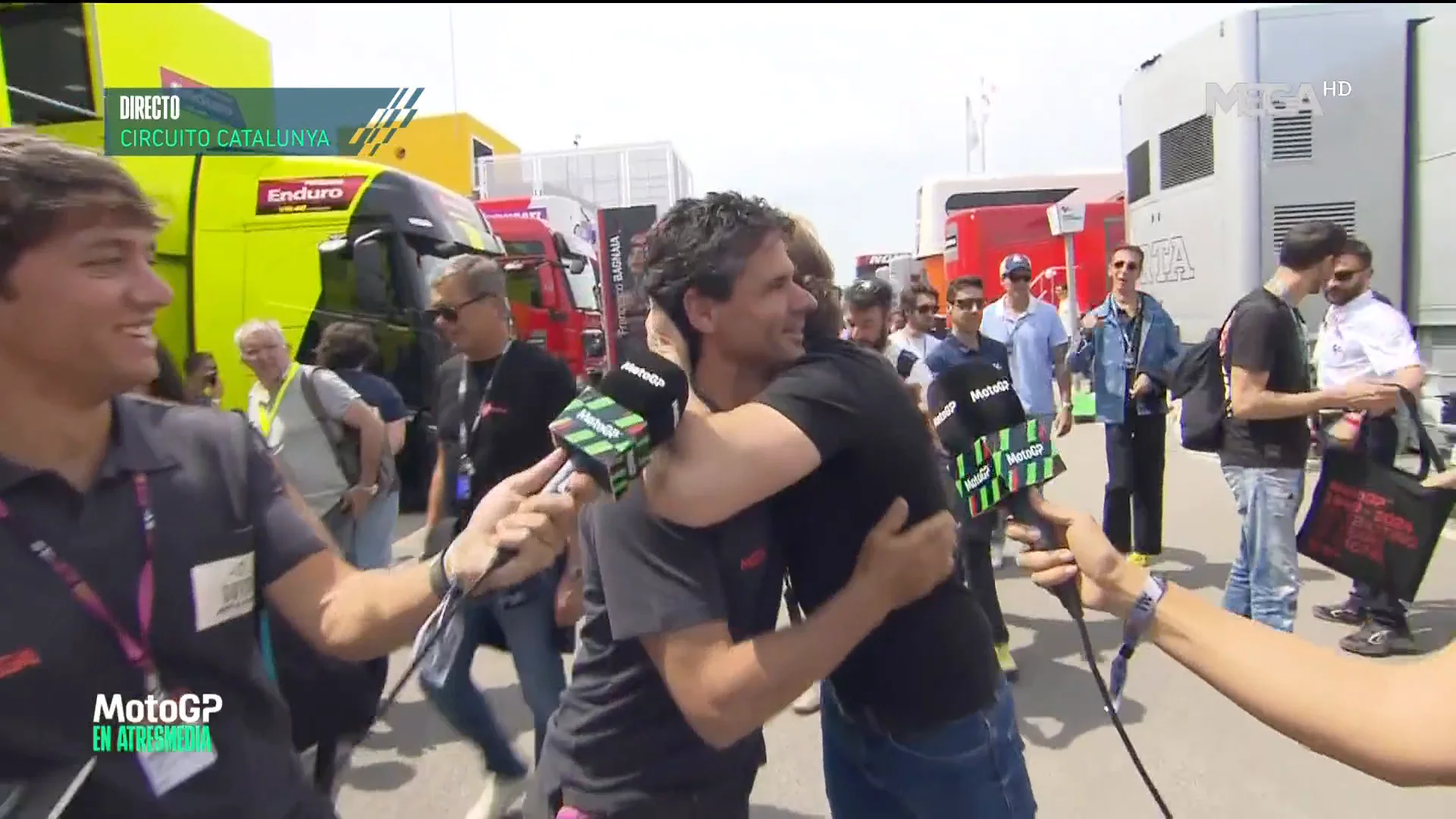 Emotivo abrazo entre Álex Crivillé y Sete Gibernau