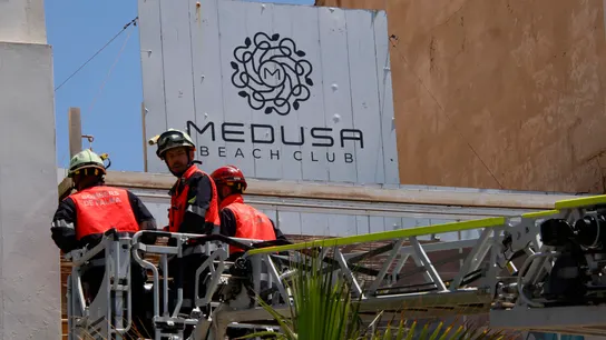 Tres bomberos trabajan en la zona del restaurante derrumbado en Playa de Palma. Tres bomberos trabajan en la zona del restaurante derrumbado en Playa de Palma.