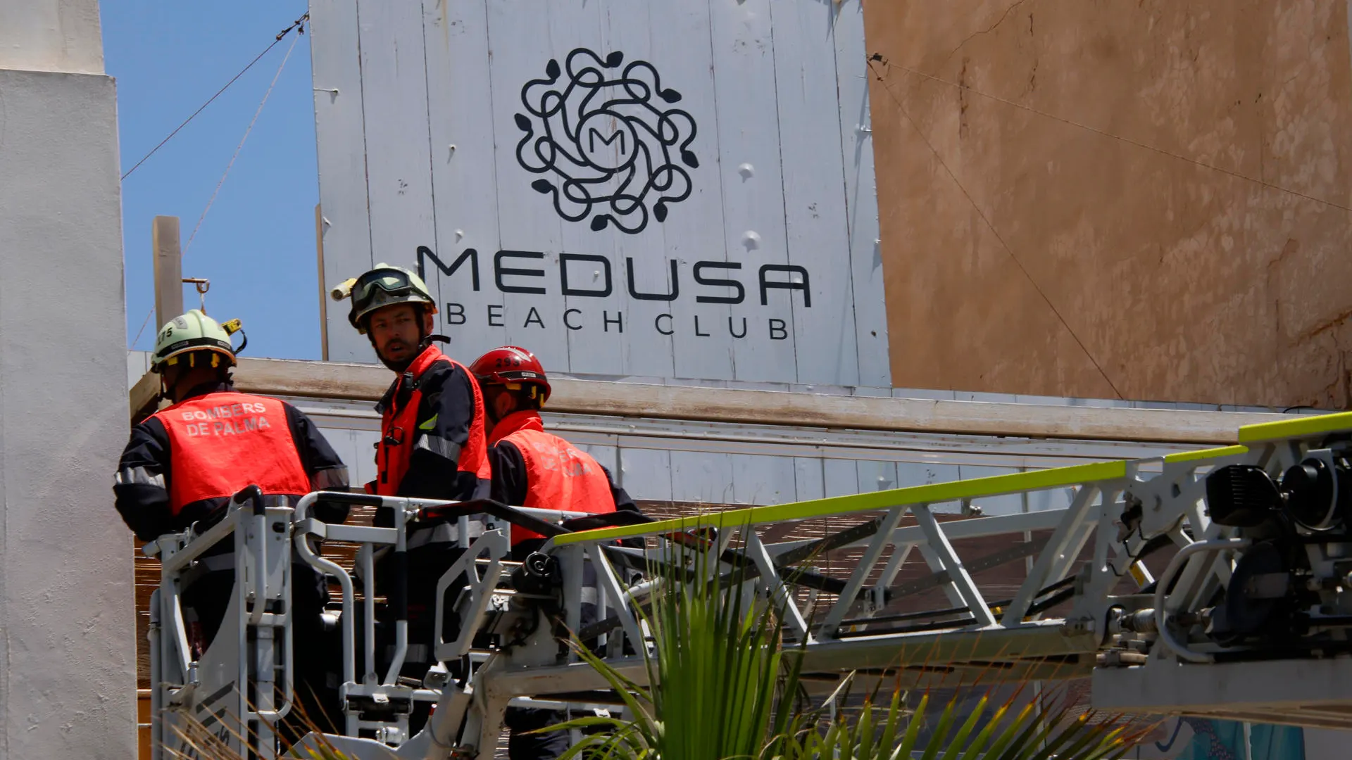 Tres bomberos trabajan en la zona del restaurante derrumbado en Playa de Palma.