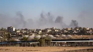 El humo se eleva tras un ataque aéreo israelí en Rafah, sur de la Franja de Gaza