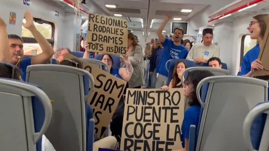 Protesta al interior de un tren para exigir mejoras en Rodalies. Protesta al interior de un tren para exigir mejoras en Rodalies.