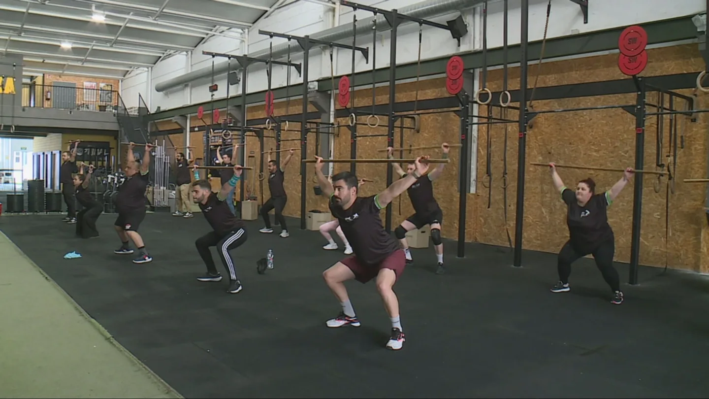 Trabajadores haciendo crossfit Trabajadores haciendo crossfit