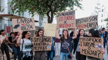 Grupo de manifestantes contra el turismo de masas este viernes en Ibiza.