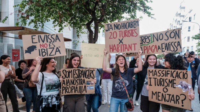 Grupo de manifestantes contra el turismo de masas este viernes en Ibiza.