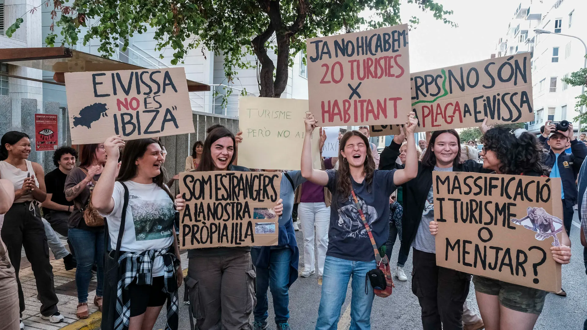 Grupo de manifestantes contra el turismo de masas este viernes en Ibiza.