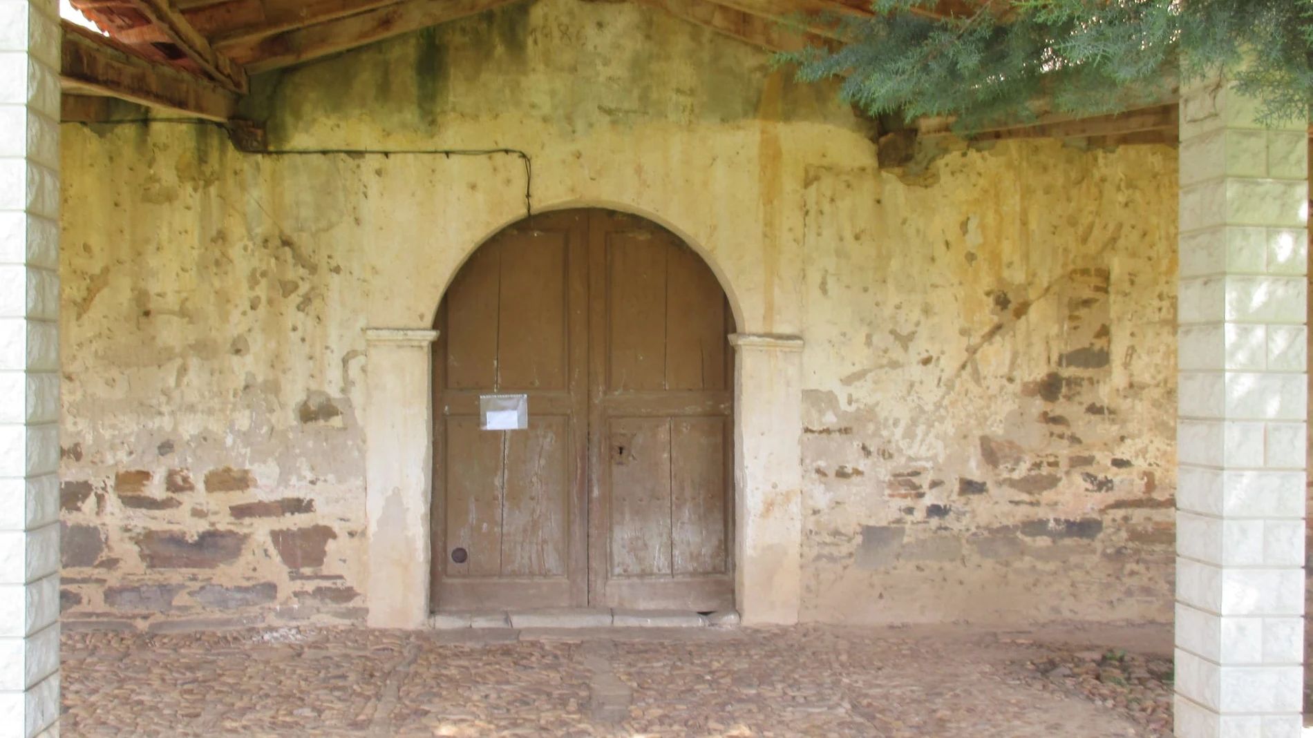 Puerta de uno de los templos leoneses al que entraron los dos detenidos para robar.