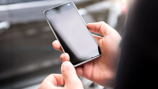 Trabajador pendiente del móvil Trabajador pendiente del móvil