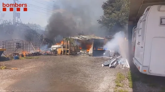 Un incendio en una nave de caravanas obliga a cortar tres líneas de Rodalies en Montcada Un incendio en una nave de caravanas obliga a cortar tres líneas de Rodalies en Montcada