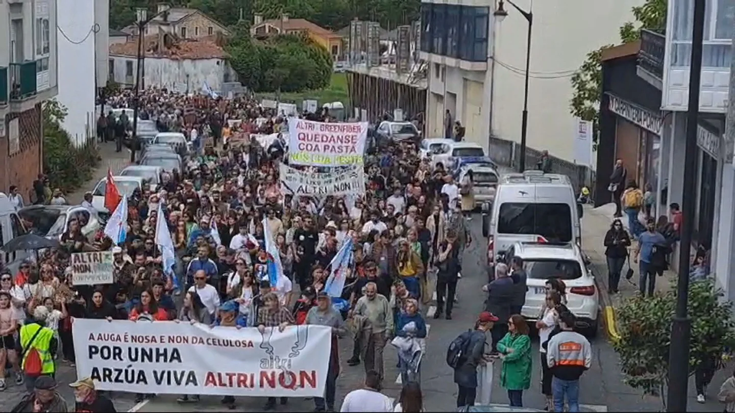 Miles de personas se manifiestan en Palas de Rei (Lugo) contra la instalación de una megafábrica de celulosa Miles de personas se manifiestan en Palas de Rei (Lugo) contra la instalación de una megafábrica de celulosa
