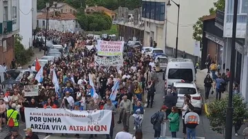 Miles de personas se manifiestan en Palas de Rei (Lugo) contra la instalación de una megafábrica de celulosa