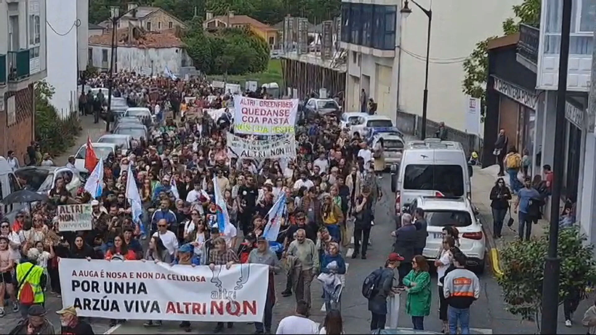 Miles de personas se manifiestan en Palas de Rei (Lugo) contra la instalación de una megafábrica de celulosa