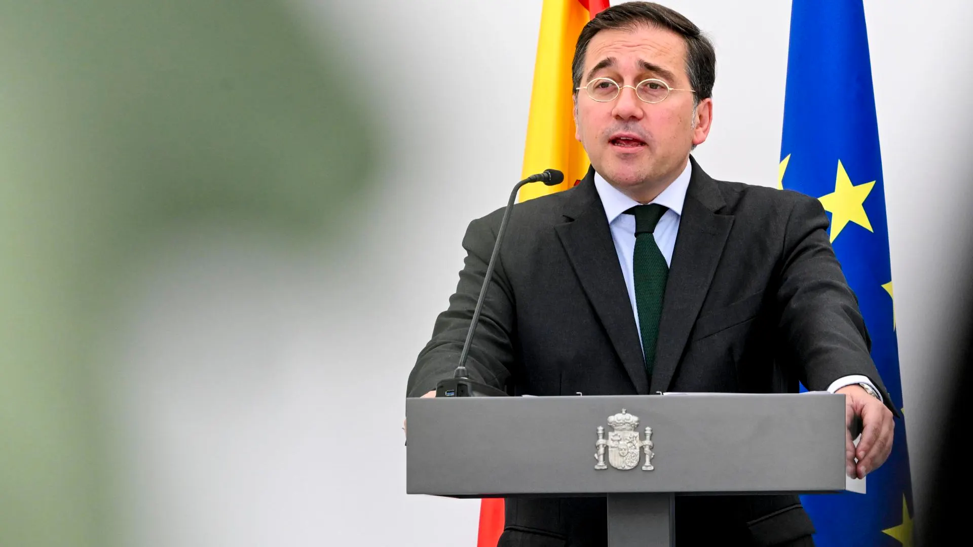 El ministro de Exteriores, José Manuel Albares, en la rueda de prensa posterior a su reunión con el primer ministro de Palestina este domingo en Bruselas. 