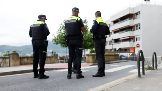 Miembros de la policía local de Getxo inspeccionan el lugar donde un joven de 23 años fue apuñalado y más tarde falleció en el hospital. Miembros de la policía local de Getxo inspeccionan el lugar donde un joven de 23 años fue apuñalado y más tarde falleció en el hospital.