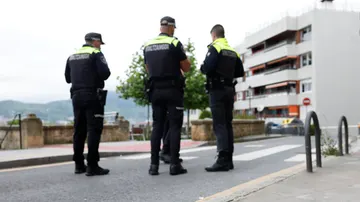Miembros de la policía local de Getxo inspeccionan el lugar donde un joven de 23 años fue apuñalado y más tarde falleció en el hospital.