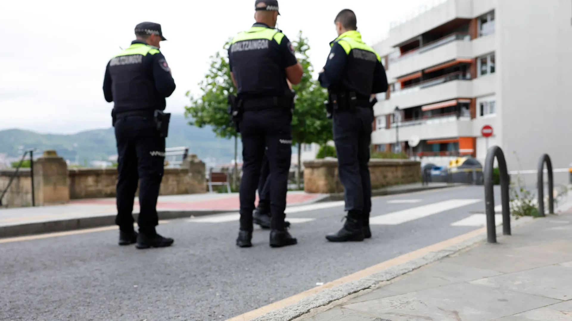 Miembros de la policía local de Getxo inspeccionan el lugar donde un joven de 23 años fue apuñalado y más tarde falleció en el hospital.