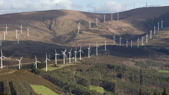 Varios aerogeneradores en el parque eólico de Vilachá, a 15 de marzo de 2024, en Lugo, Galicia (España).  Varios aerogeneradores en el parque eólico de Vilachá, a 15 de marzo de 2024, en Lugo, Galicia (España).