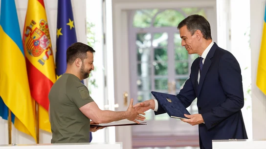 El presidente del gobierno español, Pedro Sánchez (d), y el presidente de Ucrania, Volodímir Zelenski, estrechan sus manos después de firmar el "Acuerdo de Cooperación en materia de Seguridad entre España y Ucrania" este lunes en el palacio de La Moncloa en Madrid. El presidente del gobierno español, Pedro Sánchez (d), y el presidente de Ucrania, Volodímir Zelenski, estrechan sus manos después de firmar el "Acuerdo de Cooperación en materia de Seguridad entre España y Ucrania" este lunes en el palacio de La Moncloa en Madrid.