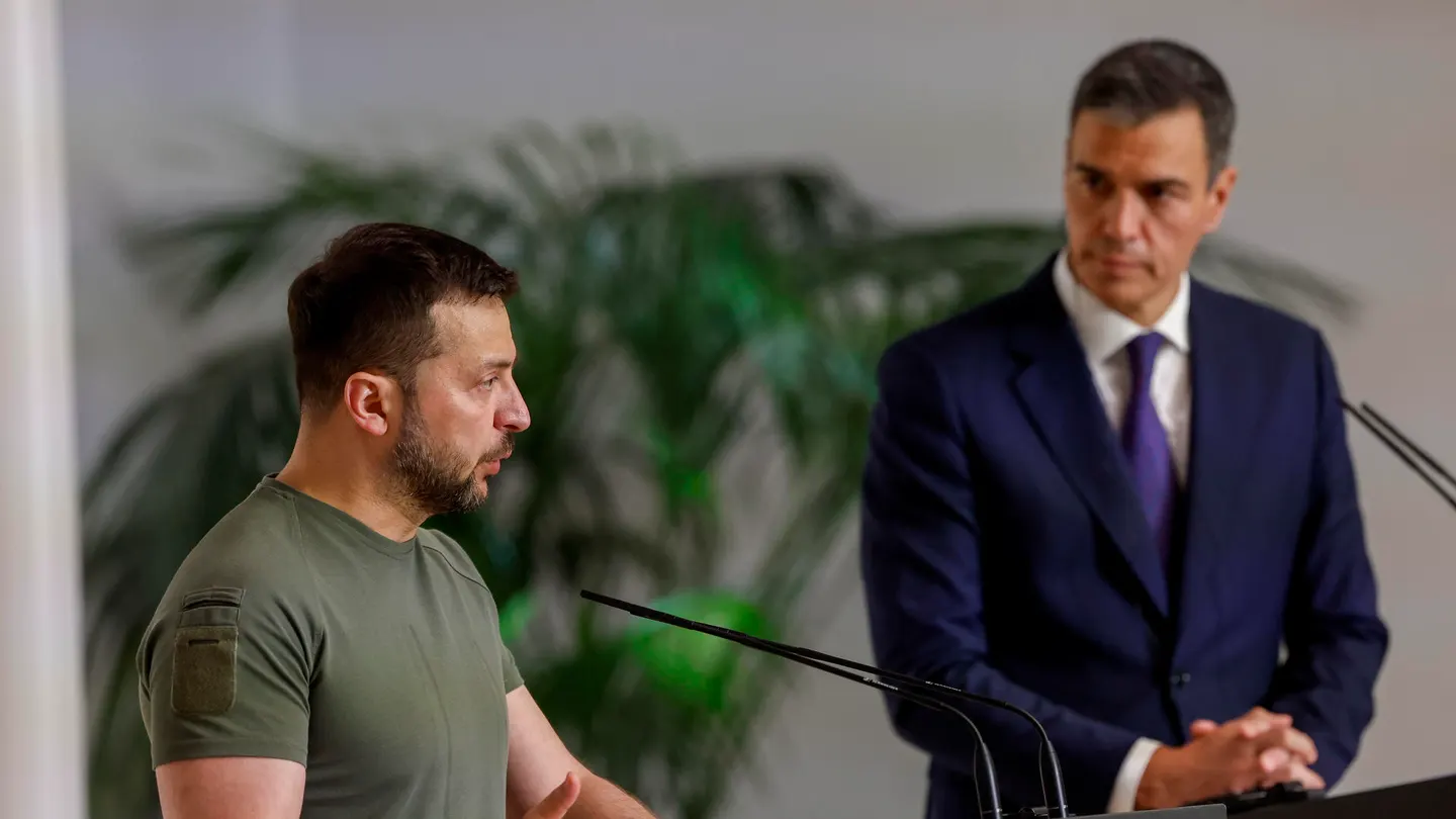 El presidente del gobierno español, Pedro Sánchez (d), y el presidente de Ucrania, Volodímir Zelenski, durante la pasada visita de este a España. El presidente del gobierno español, Pedro Sánchez (d), y el presidente de Ucrania, Volodímir Zelenski, durante la pasada visita de este a España.