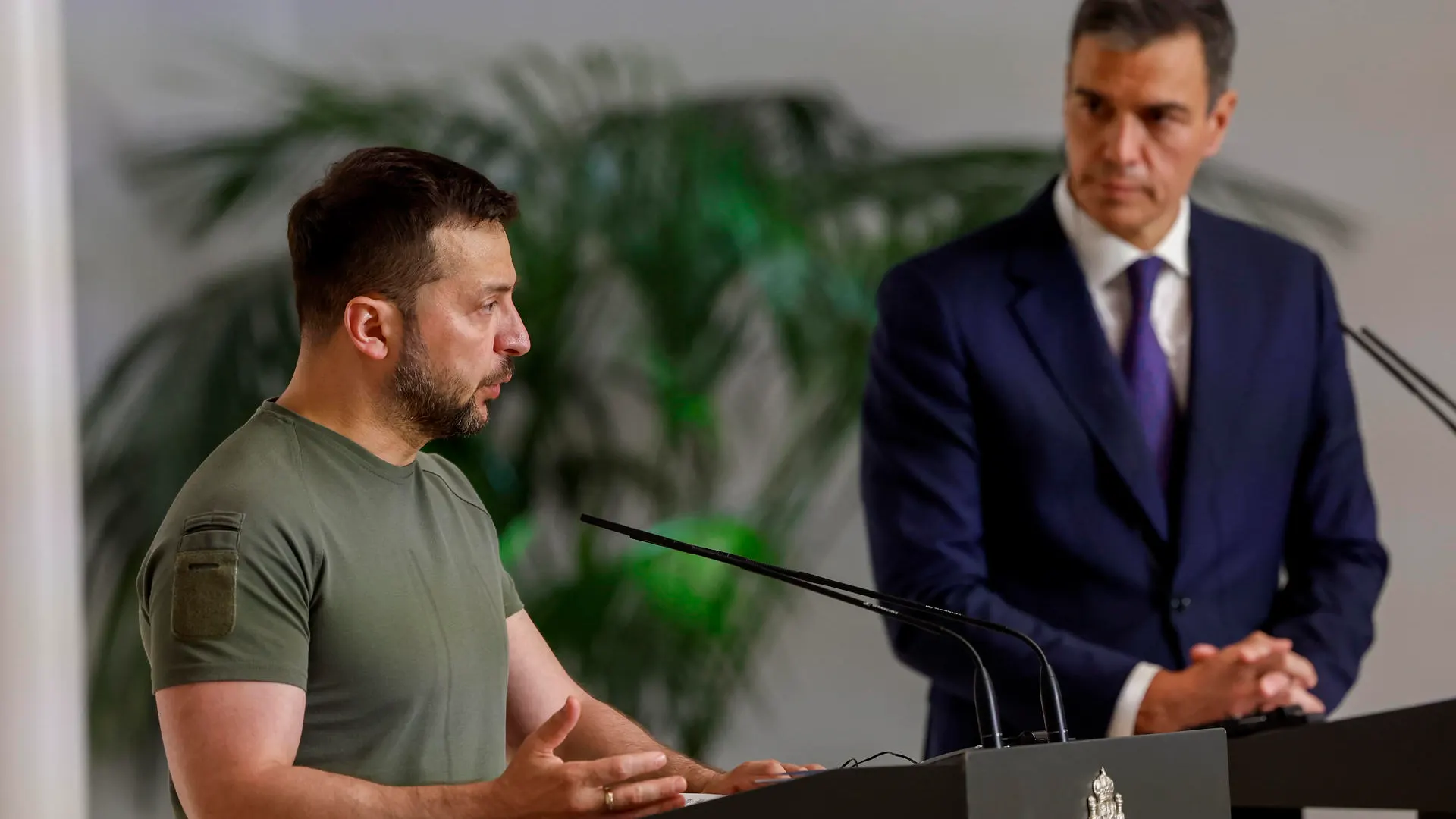 El presidente del gobierno español, Pedro Sánchez (d), y el presidente de Ucrania, Volodímir Zelenski​.