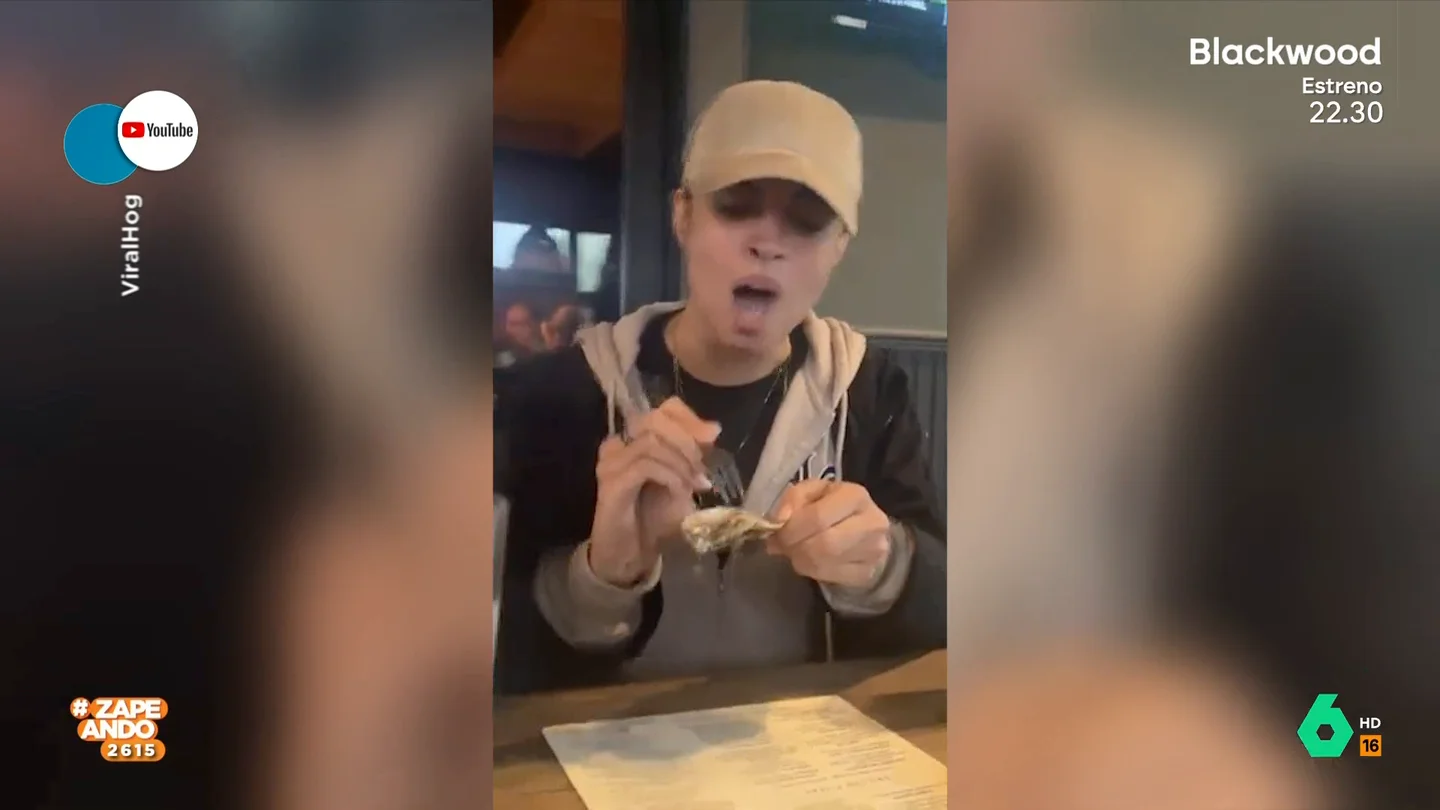 Así reacciona una chica al probar por primera vez una ostra: "Está viviendo el peor momento de su vida" Así reacciona una chica al probar por primera vez una ostra: "Está viviendo el peor momento de su vida"