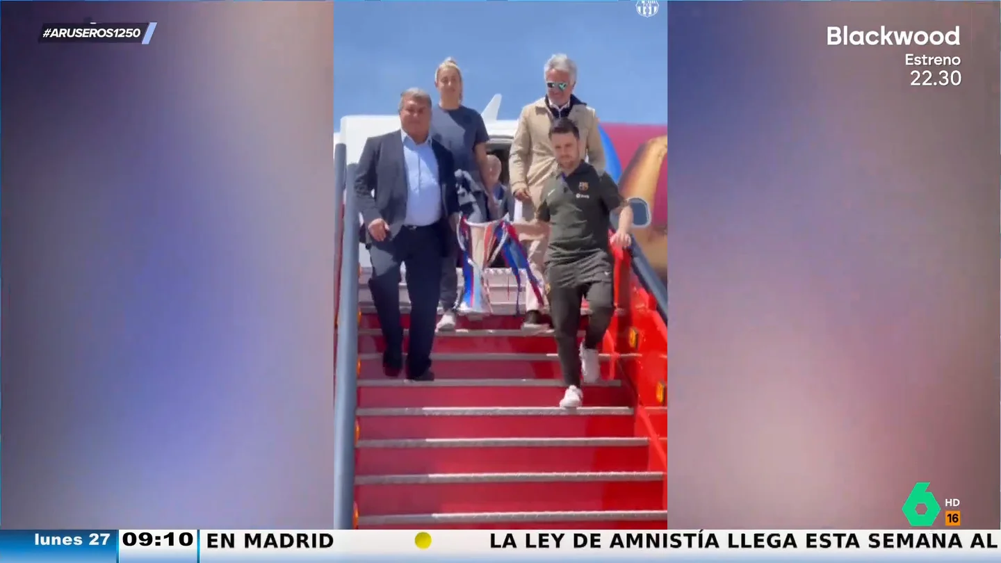 Alfonso Arús, tras ver cómo es Laporta y no Alexia quien lleva la copa de la Champions: "Los goles los marca él, ¿no? Alfonso Arús, tras ver cómo es Laporta y no Alexia quien lleva la copa de la Champions: "Los goles los marca él, ¿no?