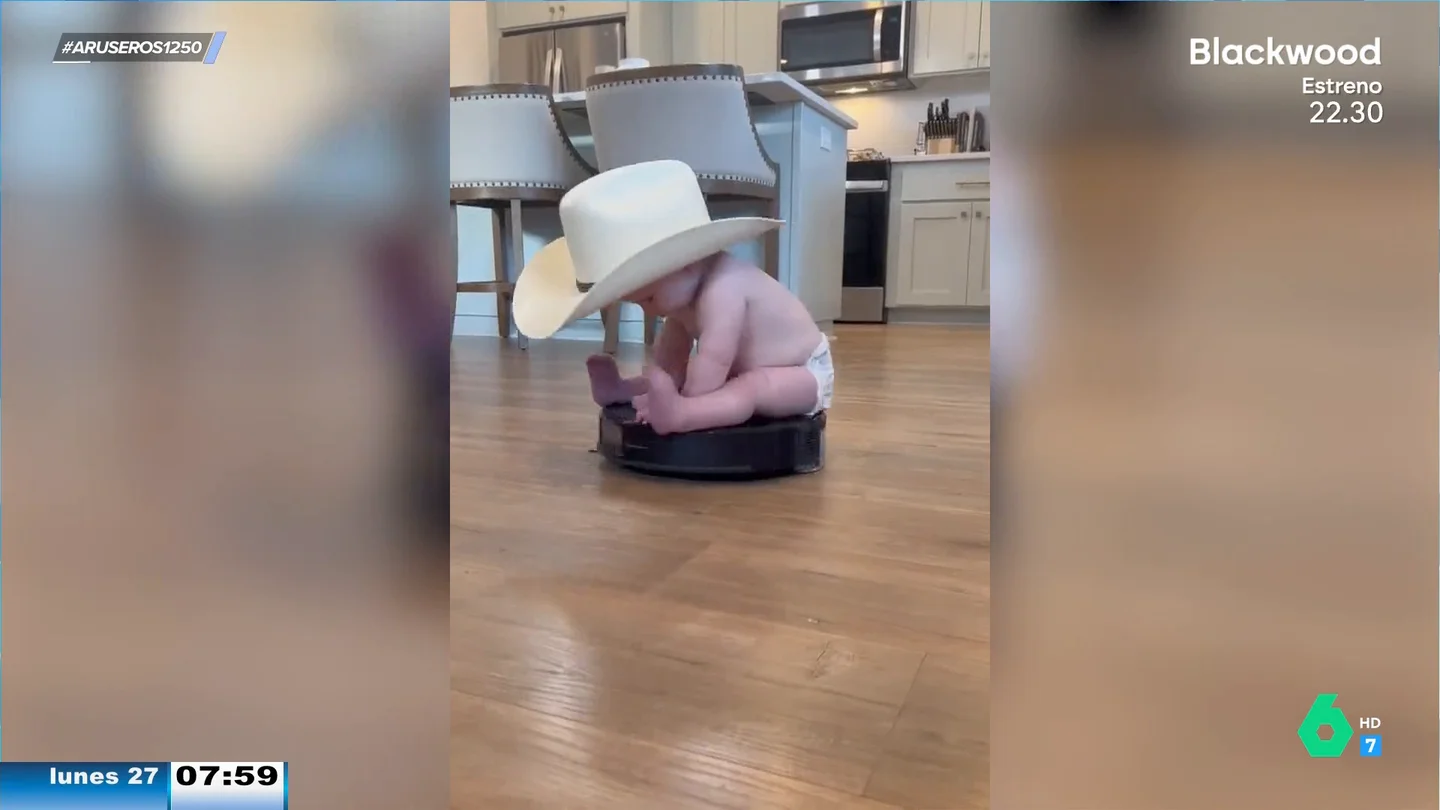 Un bebé cowboy: el gracioso vídeo de un pequeño montando un robot aspirador con sombrero tejano Un bebé cowboy: el gracioso vídeo de un pequeño montando un robot aspirador con sombrero tejano