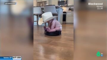 Un bebé cowboy: el gracioso vídeo de un pequeño montando un robot aspirador con sombrero tejano