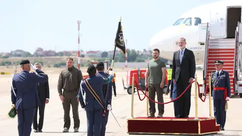 Felipe VI y Zelenski se saludan a su llegara a Barajas