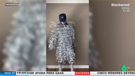 "¡Qué tiemble Paco Rabanne!": un hombre crea una chaqueta y unos pantalones hechos con tenedores "¡Qué tiemble Paco Rabanne!": un hombre crea una chaqueta y unos pantalones hechos con tenedores