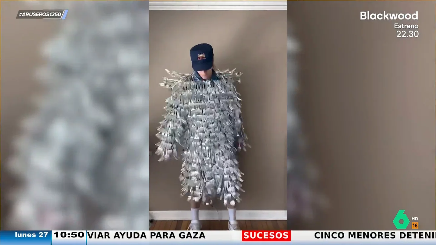 "¡Qué tiemble Paco Rabanne!": un hombre crea una chaqueta y unos pantalones hechos con tenedores "¡Qué tiemble Paco Rabanne!": un hombre crea una chaqueta y unos pantalones hechos con tenedores